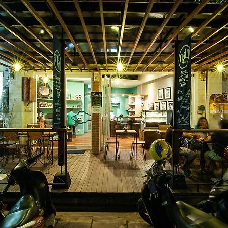 Nau Here Hostel Кута Екстериор снимка