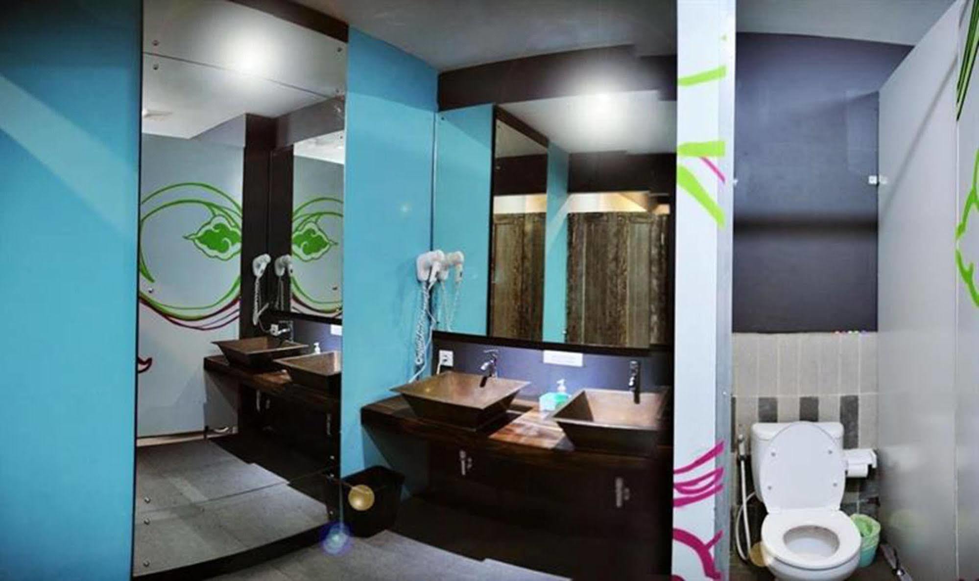 Nau Here Hostel Кута Екстериор снимка